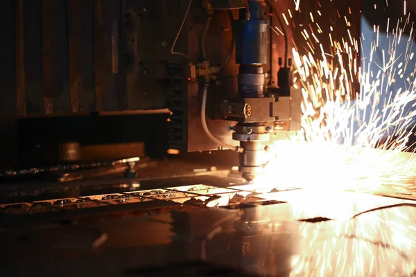 Gnistor flyger ut maskinhuvud för metallbearbetning — Stockfoto