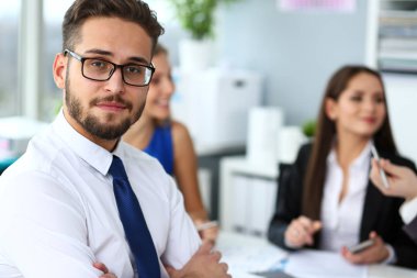 Gözlük takan yakışıklı gülümseyen sakallı katip adam