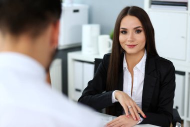 İşyerinde güzel gülümseyen esmer tezgahtar kız