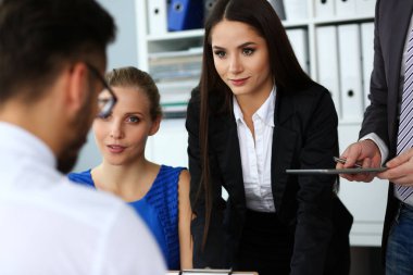 Bir grup insan tartışmak pazarlık belgeler şartlar ve koşullar