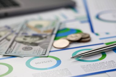 Gümüş kalem Resepsiyon nakit dolar araziler üzerinde yalan