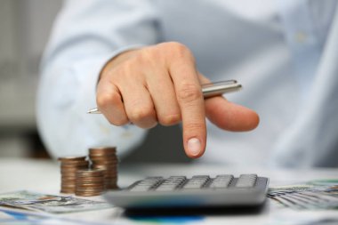 Erkek el itme anahtar gümüş hesap makinesi yalan söylüyor