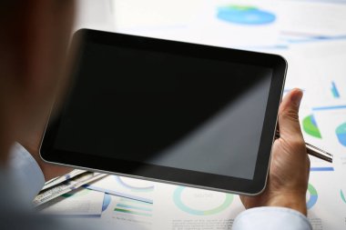 İşadamı tablet arka plan üzerinde tutar.