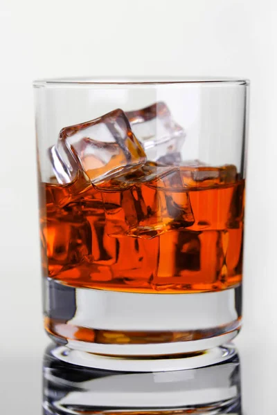 Whisky con ghiaccio in bicchiere di vetro — Foto Stock