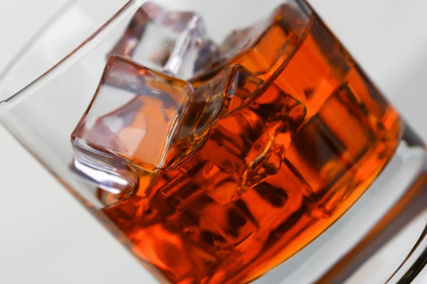 Whisky con ghiaccio in bicchiere di vetro — Foto Stock