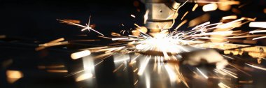 Kıvılcımlar metal işleme için makine başını uçurur