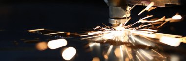 Kıvılcımlar metal işleme için makine başını uçurur
