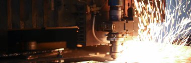 Kıvılcımlar metal işleme için makine başını uçurur