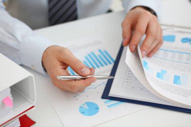 Mali istatistik belgelerle erkek el ele tutuşur