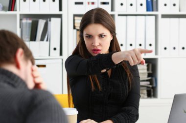 Kızgın diye bağıran patron gelin çıkmak için kolu