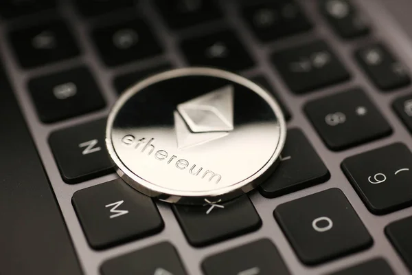 Kryptowährung Bitcoin liegt auf der Tastatur — Stockfoto