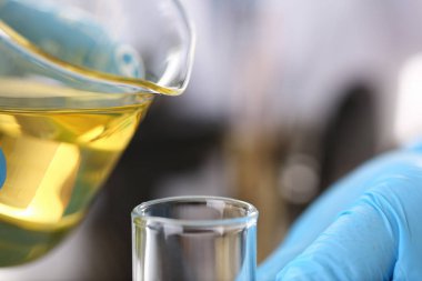 Tüp Bebek koruyucu eldiven erkek el ele tutuşur