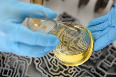 Tüp Bebek koruyucu eldiven erkek el ele tutuşur