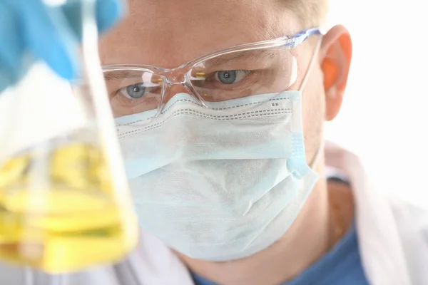 Un retrato de un joven cirujano médico químico — Foto de Stock