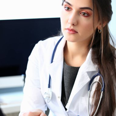 Yakışıklı samimi kadın doktor ile müteşekkir konuşmak