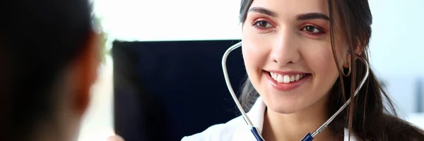 Красивая улыбающаяся женщина-врач держит за руку — стоковое фото