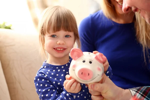 Kind weinig meisje arm munten ingebruikneming spaarpot — Stockfoto