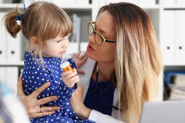 Küçük bir çocuk hastane odasında korkuyor