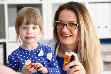 Güzel kadın doktor gülümseyen tutun silah hap