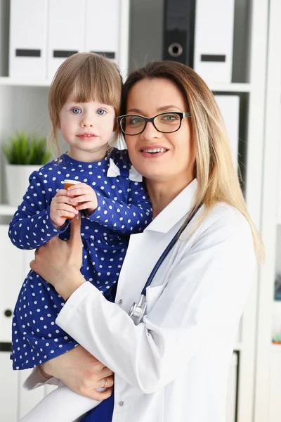 Litet barn med mor barnläkare receptionen — Stockfoto