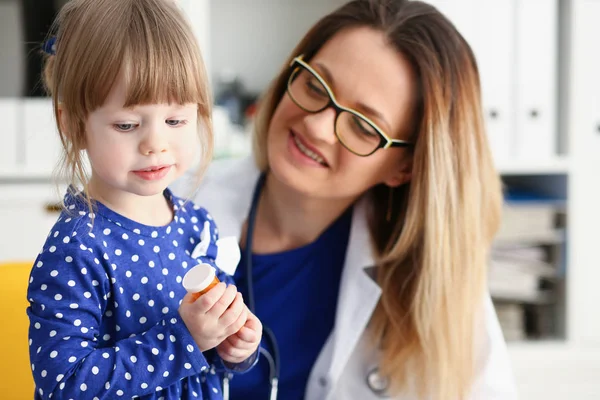 Małe dziecko z matką w recepcji pediatra — Zdjęcie stockowe