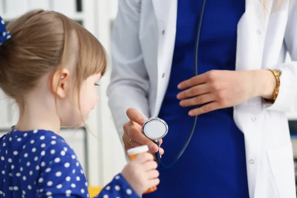 Маленька дитина зі стетоскопом на прийомі лікаря — стокове фото