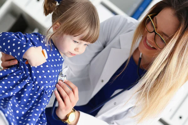 Litet barn med stetoskop läkare receptionen — Stockfoto