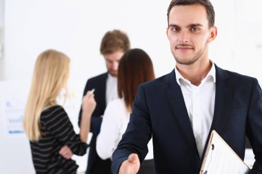 Merhaba, gibi yakışıklı neşeli adam teklif el gülümseyen