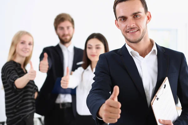 Groep mensen tonen Ok of bevestig met duim — Stockfoto