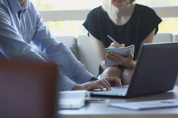 Gli uomini d'affari usano il computer portatile in caffè — Foto Stock