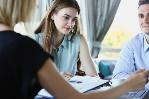 Reunión de negocios en un café — Foto de Stock