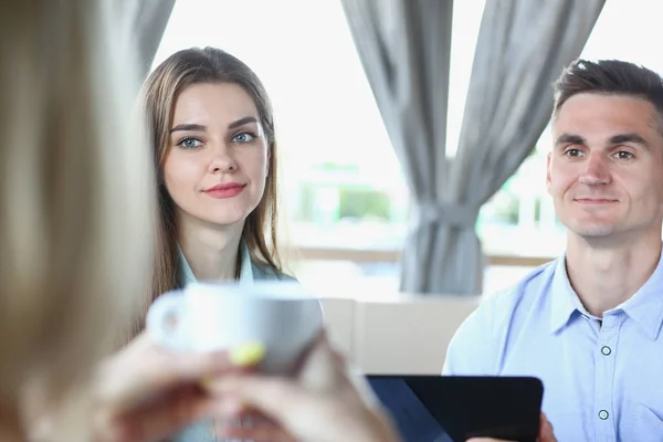 Affärsmöte i en café unga vackra män — Stockfoto