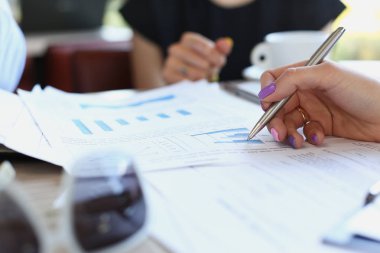 İşadamları karşılamak kafede tartışmak belgeleri