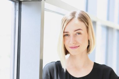 genç güzel sarışın kadın iş portresi