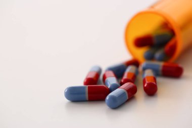 Tablet tablo üzerinde dağınık