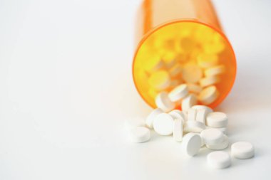 Tablet tablo üzerinde dağınık