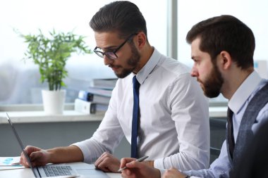 Bir grup insan Office kullanmak laptop pc portre