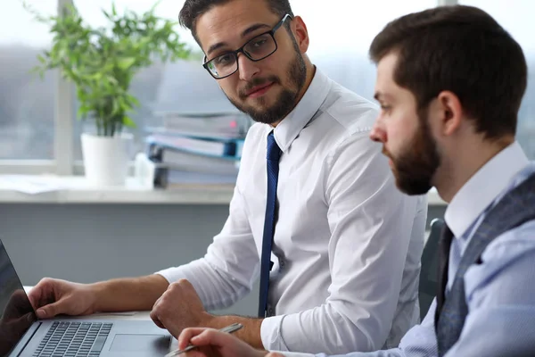 Gruppo di persone in ufficio uso computer portatile pc ritratto — Foto Stock