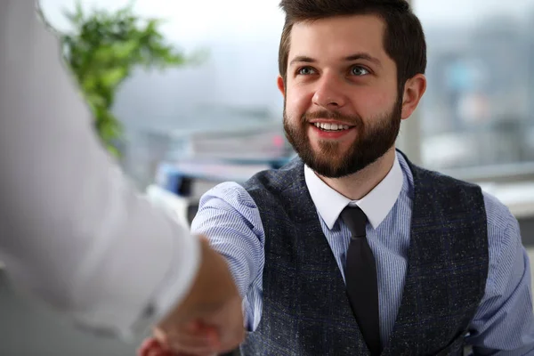 スーツの男し、ハロー オフィスでネクタイを与える手 — ストック写真