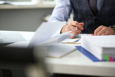 Katip adam Ofis İşyeri gümüş ile kalem kollarında
