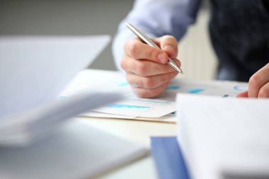 Katip adam Ofis İşyeri gümüş ile kalem kollarında