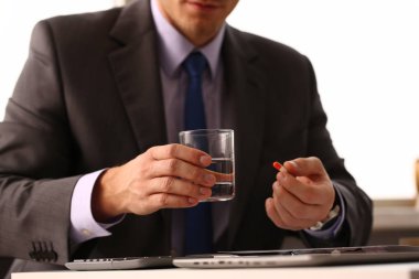 Yetişkin erkek işadamı tablet bekle