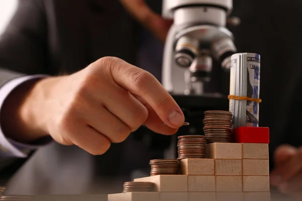 Hand businessman in suit hold quarter — Stock Photo, Image