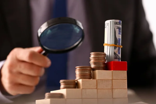 Hand businessman in suit hold quarter — Stock Photo, Image