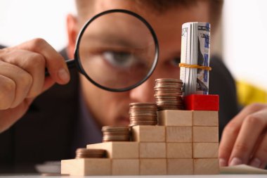 İş adamı elinde siyah objektif tutar