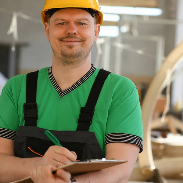 Retrato de un joven atractivo en el trabajo — Foto de Stock