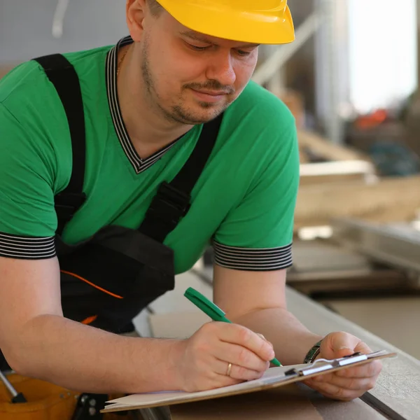 Portret van jonge aantrekkelijke man in werk — Stockfoto