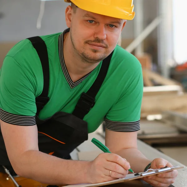 Retrato de un joven atractivo en el trabajo — Foto de Stock