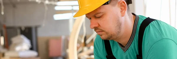 Portret van jonge aantrekkelijke man in werk — Stockfoto