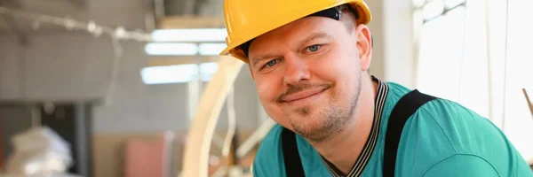 Portret van jonge aantrekkelijke man in werk — Stockfoto